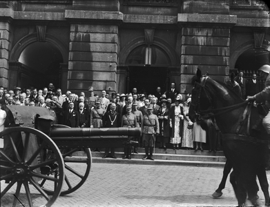 845143 Afbeelding van de autoriteiten, met o.a. burgemeester mr.dr. G.A.W. ter Pelkwijk, op het bordes van het Stadhuis ...